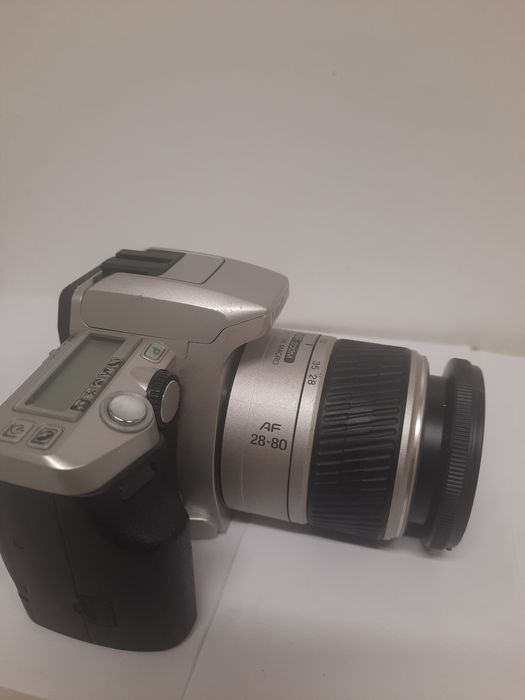 Плівковий дзеркальний фотоапарат Minolta Dynax 5 з об’єктивом Minolta AF Zoom 28–80 мм f/3.5–5.6 D.