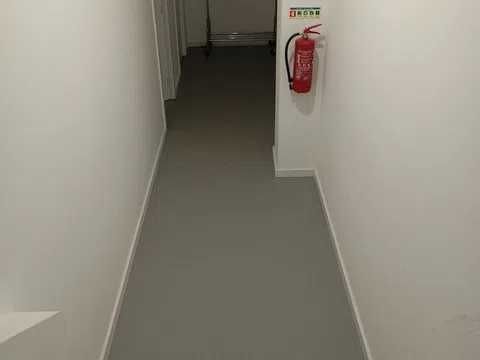 Sala de ampla dimensão com bom pé direito no centro de Gaia