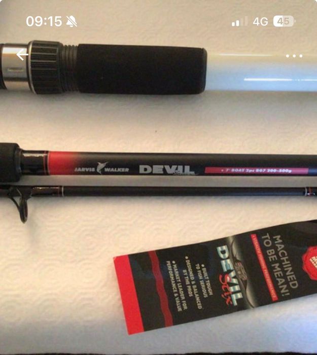 Canas de pesca, carretos e lanterna magnética