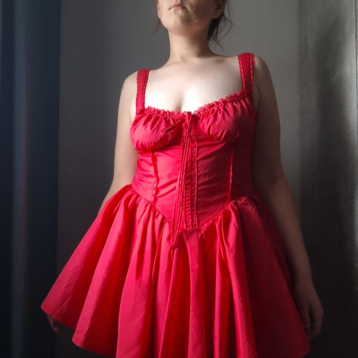 Сукня червона з рюшами