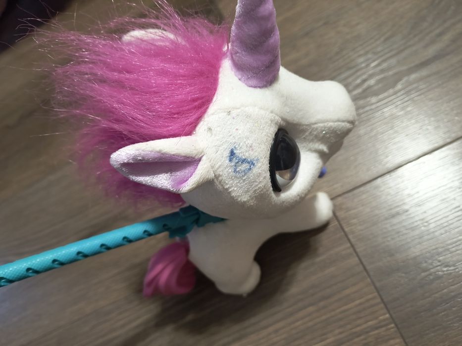 FurReal jednorożec na smyczy