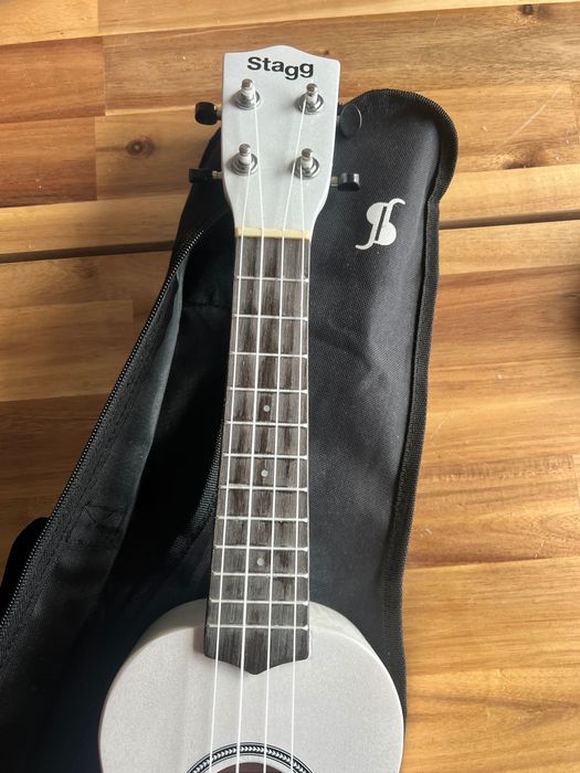 Ukulele Stagg com capa novo
