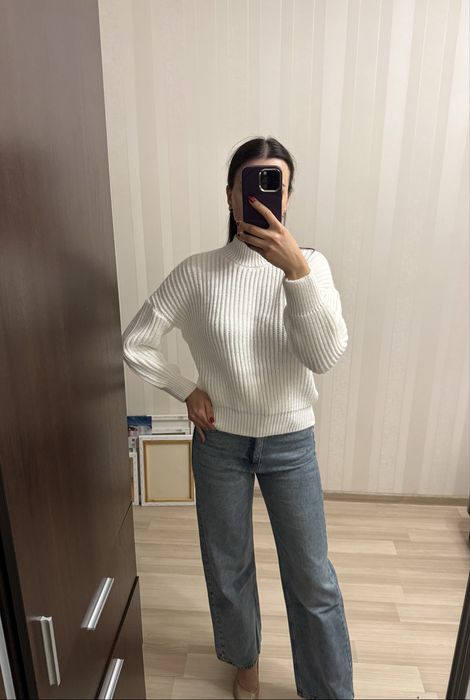 Новий дуже гарний светр молочного кольору