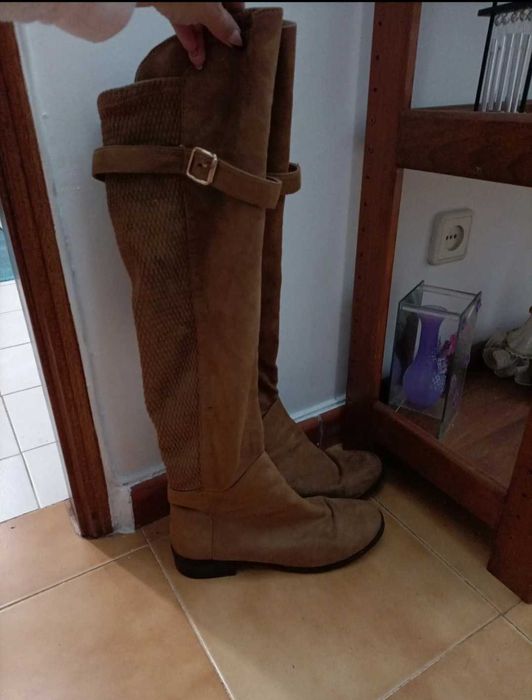 Botas cano alto.