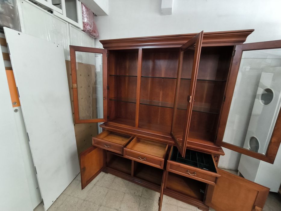 Cristaleira em madeira cerejeira. ( Impecável)