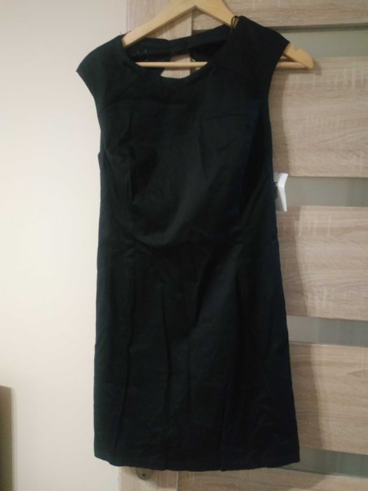 Czarna dopasowana sukienka