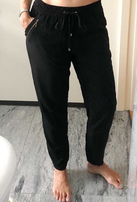 Calças pretas com bolsos