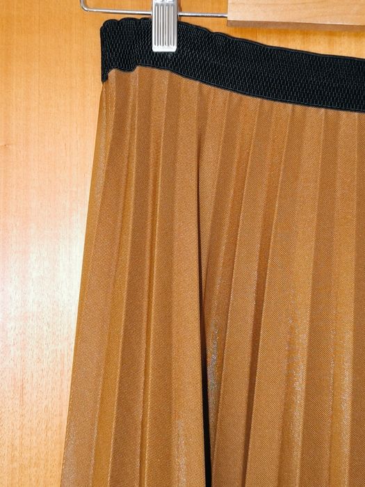 Saia de pregas cor camel