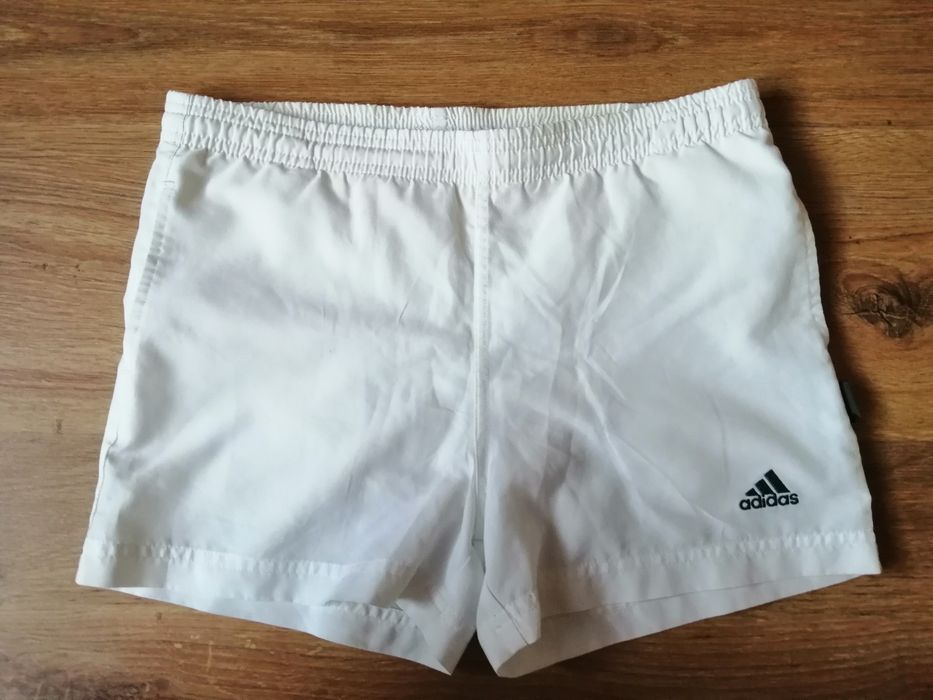 Białe spodenki adidas