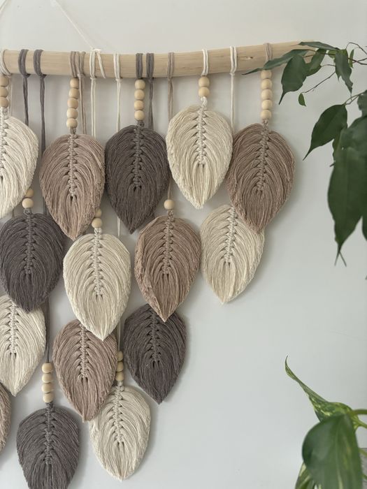Piorka liscie listki piora na kiju galezi makrama scienna boho korale