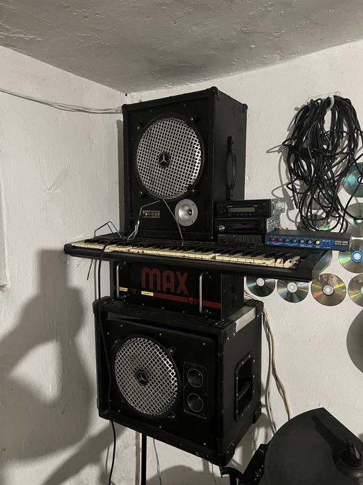 Wzmaczniacz 2 x300 w koncowka  mocy   4 kolumny glosnikowe