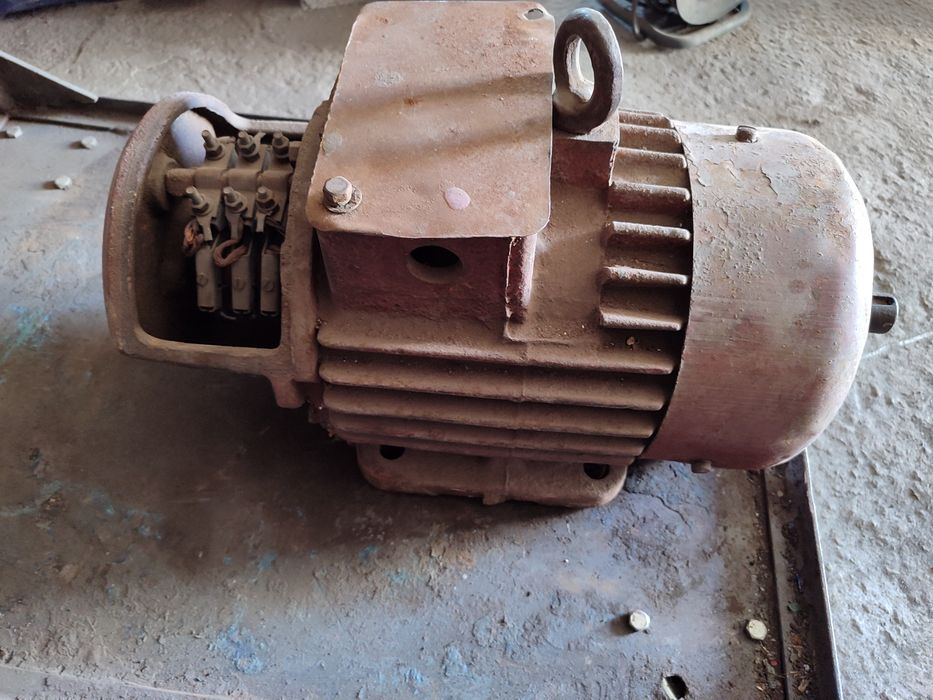 Продам Электродвигатель крановый 2.2 квт