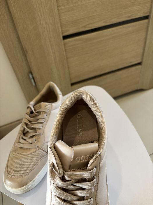Buty marki Guess