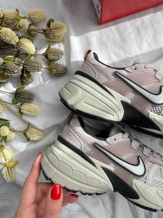 Трендові сплртивні кросівки Nike V2K Runtekk Pink найк в2к рунтекк