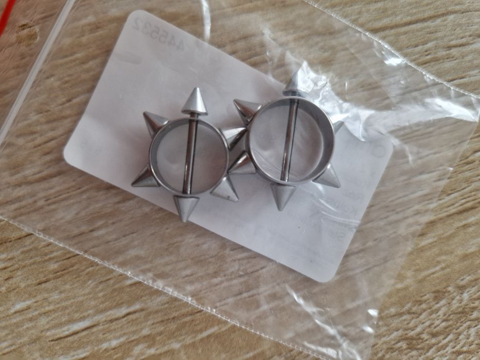 Kolczyki do sutków. Nowe kółka z kolcami