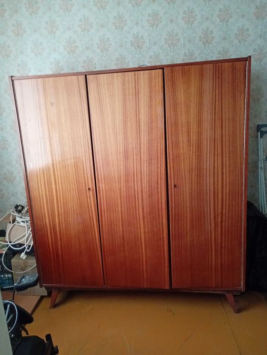 Продается шкаф 3-х дверный, полированный. На ножках.