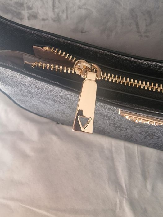 Mala da guess preta e dourada