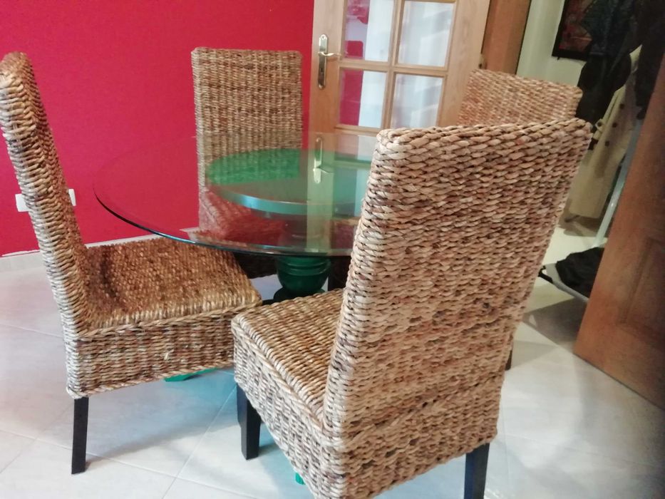 Selling Table and Chairs64552270489985121