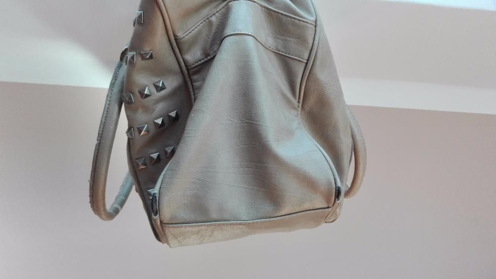 Beżowa torba zniszczona