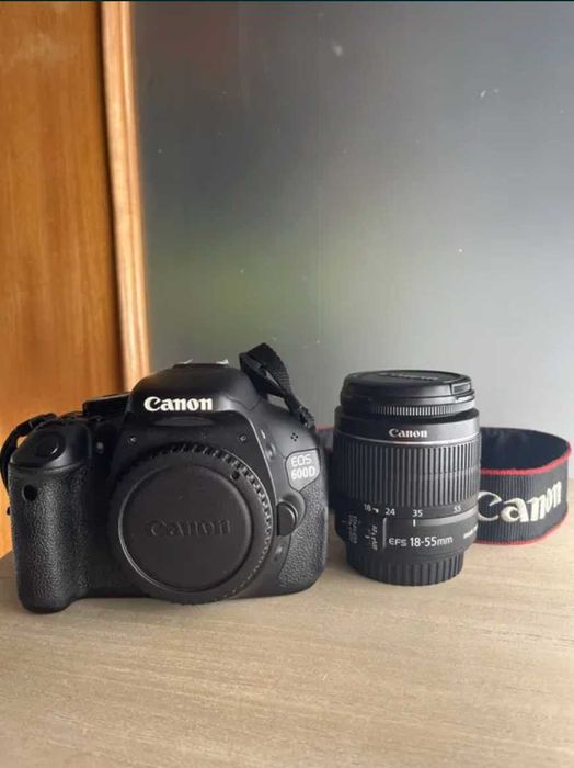 Kit Canon 600D + objetiva EF 18-55mm c/ mala e acessórios
