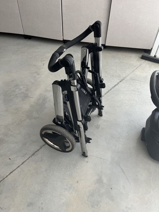 Carrinho BebeCar com ovo e base isofix para automovel