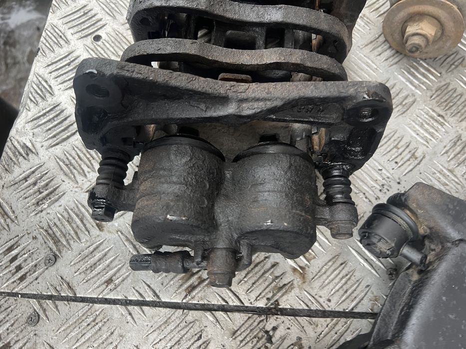 Передний суппорт Субару форестер 04год subaru forester