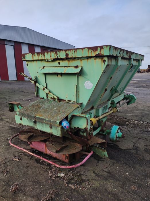 Розкидач добрива.