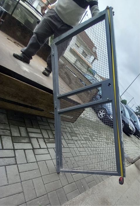 Bastiador eletricar / Porta de ferro .