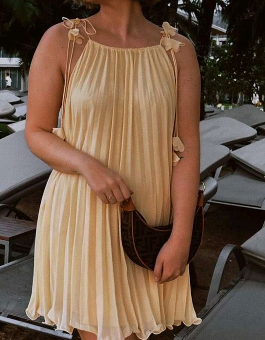 Vestido amarelo curto plissado de chiffon com alça floral