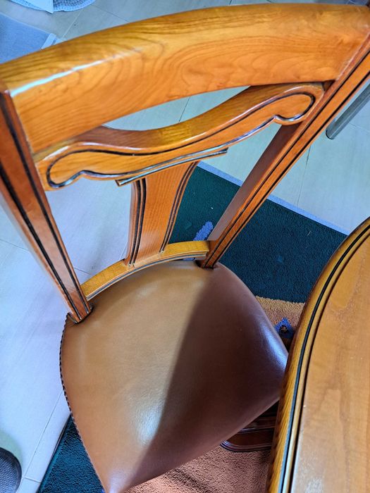 Mesa, com 6 cadeiras, extensível