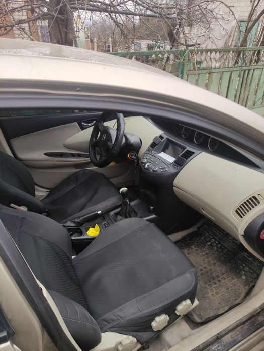 Нісан прем'єра р12