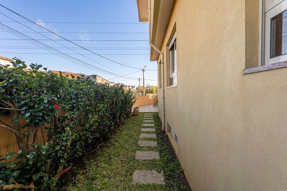 T2 Canelas com Garagem Box e espaço exterior