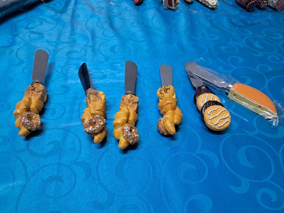 Conjunto colheres, garfos e facas decorativas