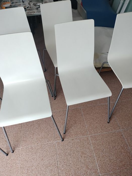 12 cadeiras brancas IKEA