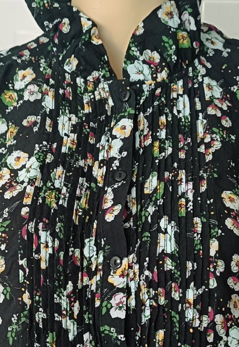 Blusa Senhora preta com flores. Tamanho M