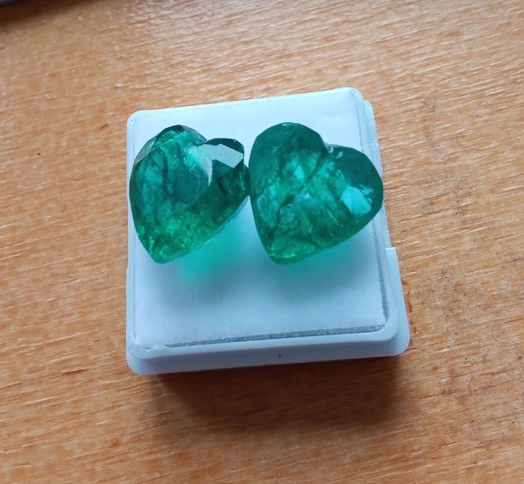 Duas Esmeraldas em forma de Coração com 18.65 Quilates