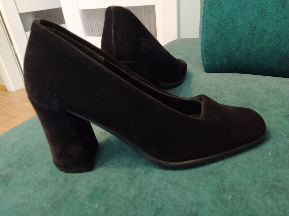 Czarne czółenka słupek 37