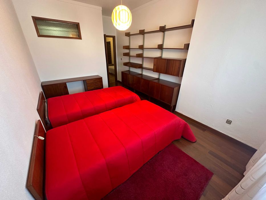 Quarto em T4 mobilado — Centro (junto à Escola de Saúde / CVP)