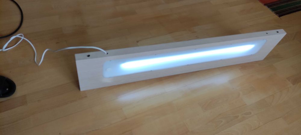 Полиця з підсвіткою кріпиться до стін