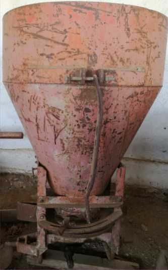 Espalhador Fialho com 2 discos sobrepostos (ADUBO + SEMENTE)