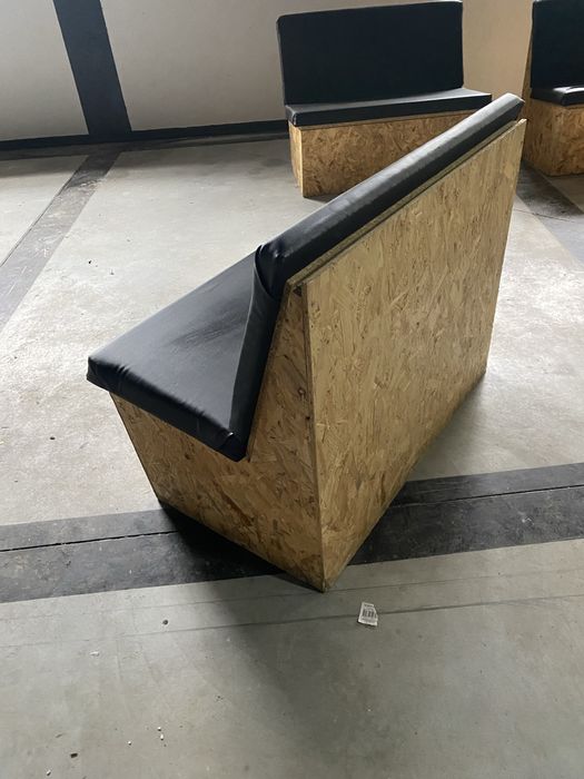 Bancos em OSB com assentos em espuma