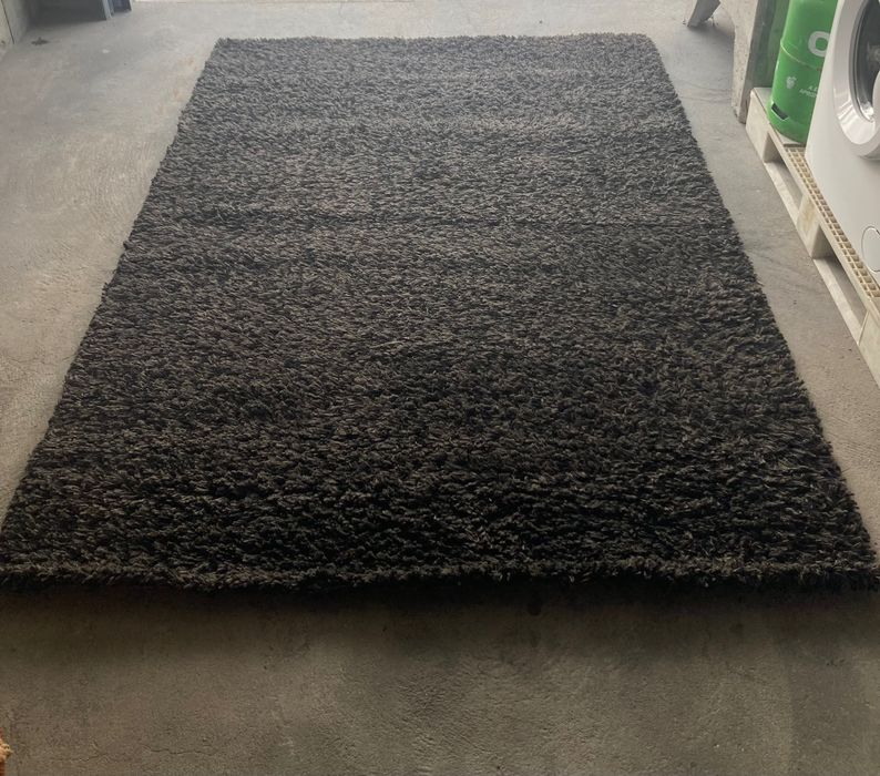 Tapete de pêlo cinza e branco