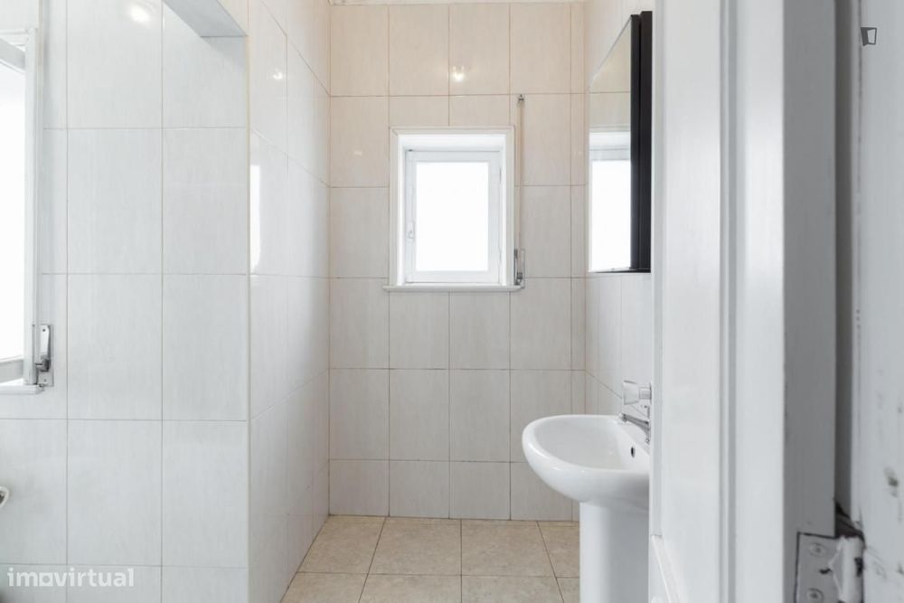 Quarto - localizado em Paranhos Porto