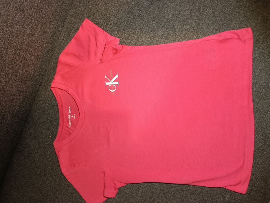 Женская футболка бренда Calvin Klein  Jeans.