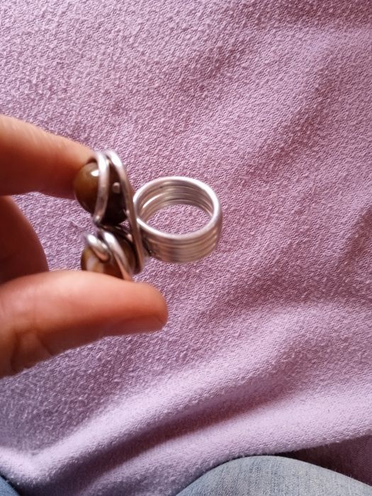 Anel bolas castanhas