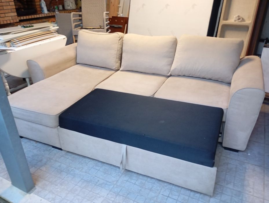 Sofá  com chaise longe, baú e cama.
