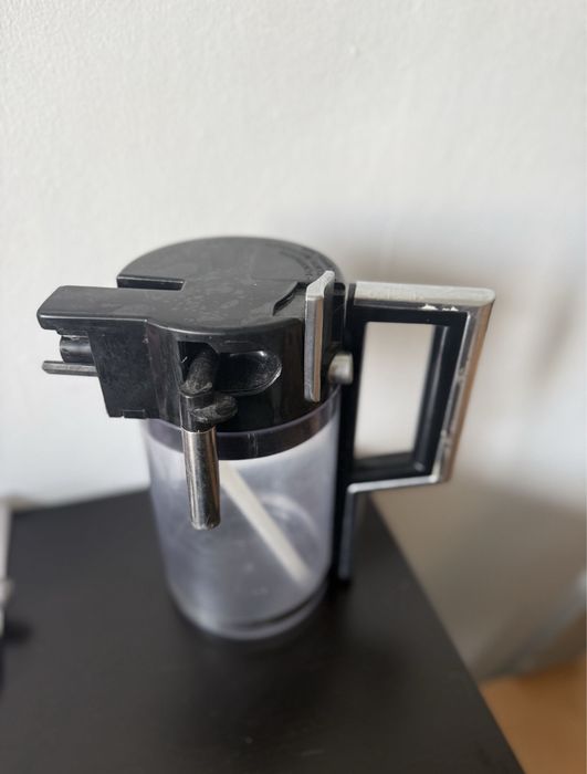 Pojeminik na mleko Delinghi perfecta