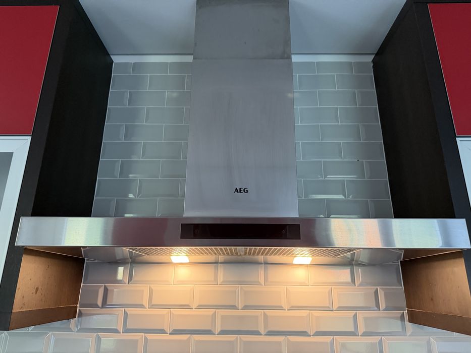 Exaustor de Parede AEG em Inox (Design Moderno) – Estado Impecável