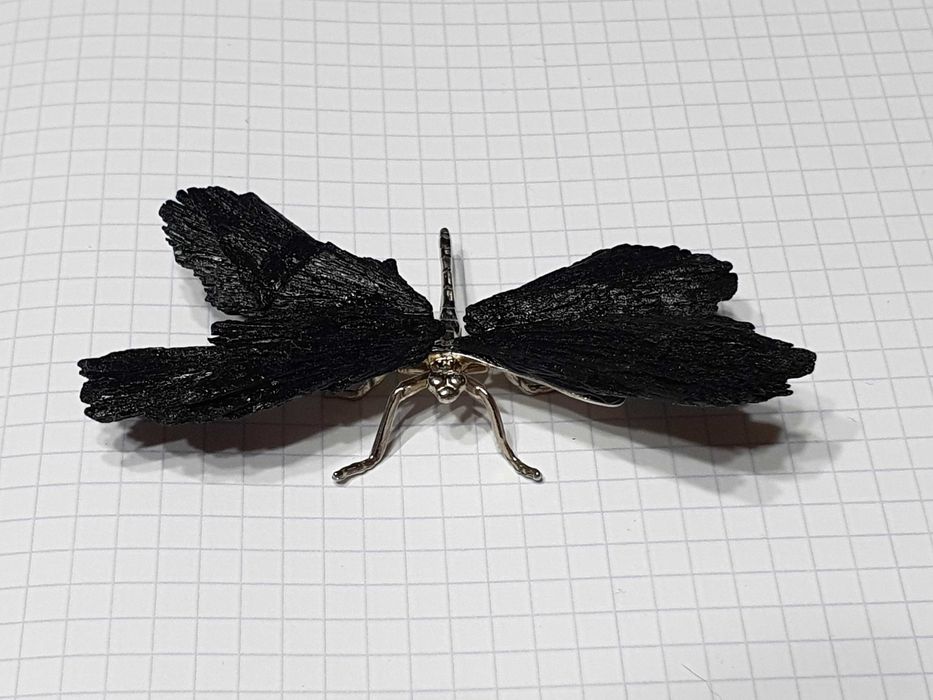 ważka ozdobna z czarnego surowego turmalinu 9 cm x 4,5 cm