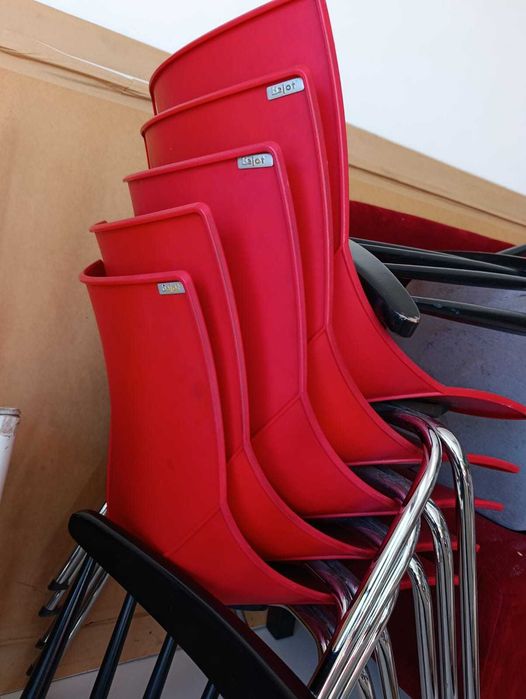 Krzesło Bejot czerwone plastik chrom